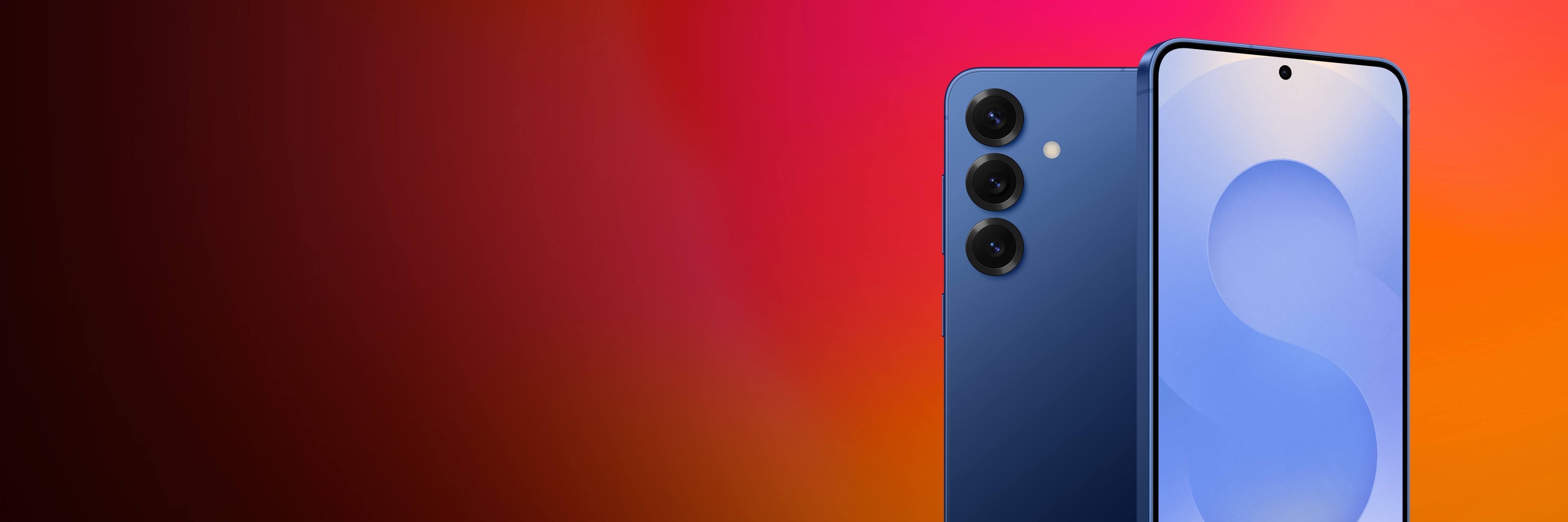 Galaxy S25 med tre kameror på baksidan mot en gradient bakgrund i rött och orange.